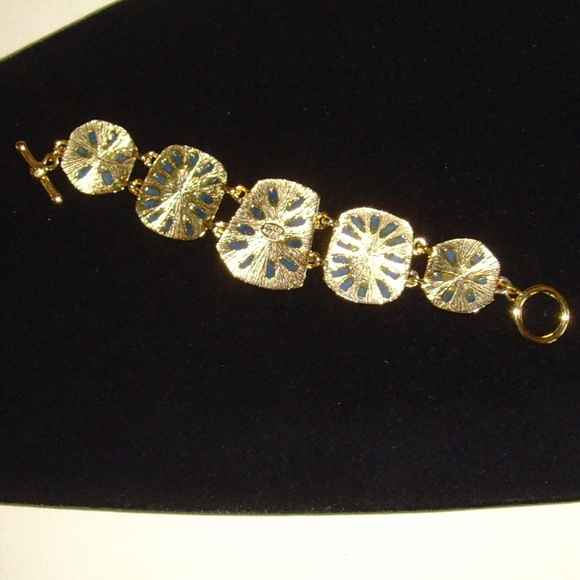 Kenneth Jay Lane Lucite and Gold-Tone Bracelet - Picture 9 of 9